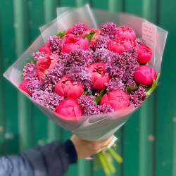 Букет сирени и коралловых пионов